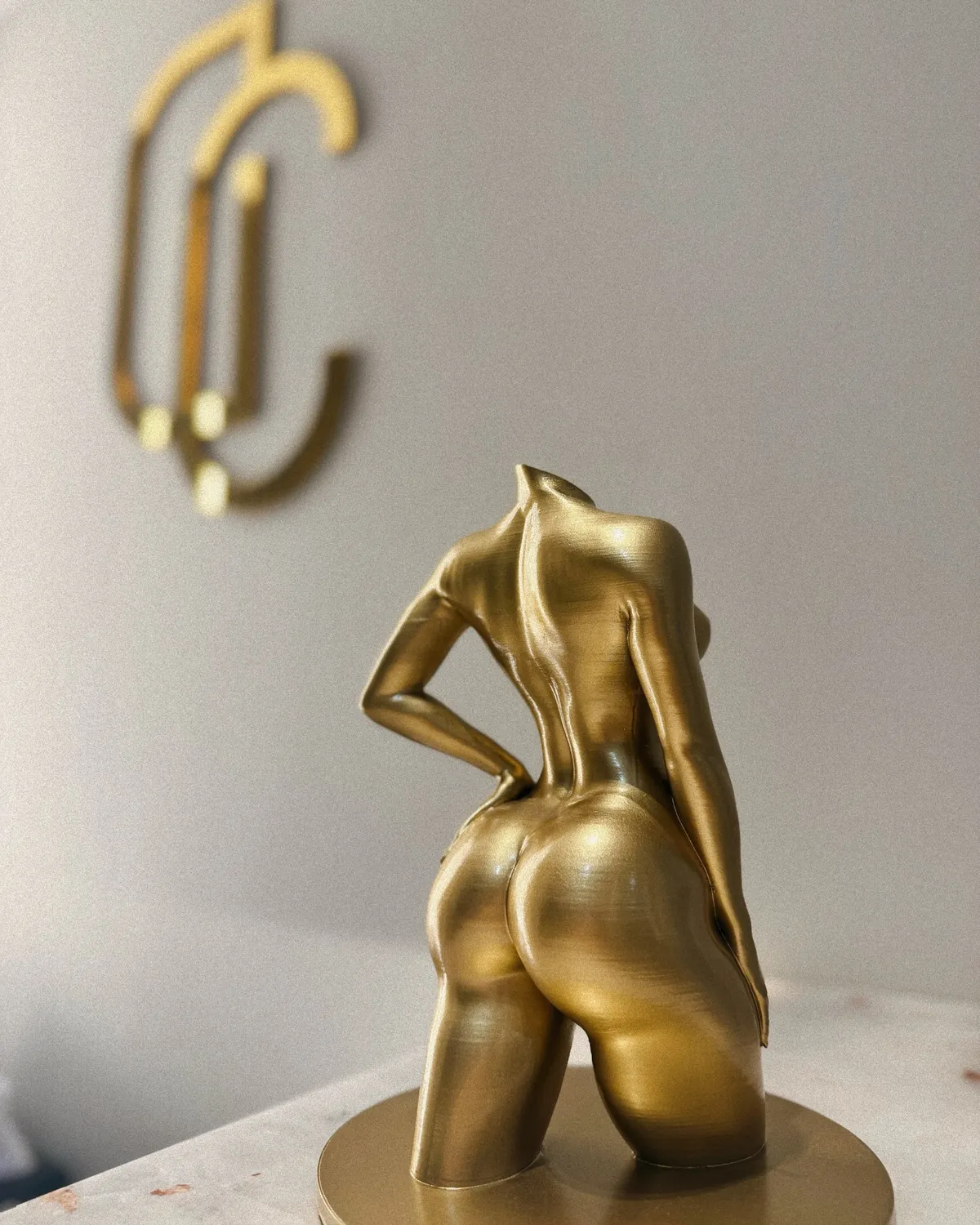 Escultura dourada BumBoom Sculpt